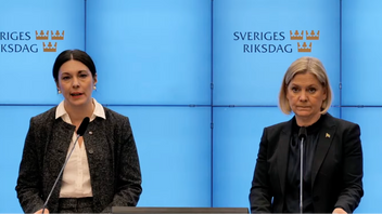 Teresa Carvalho och partiledare Magdalena Andersson. Socialdemokraterna håller fast vid dagens system med straffrabatter vid upprepad brottslighet. Foto: Sveriges Riksdag