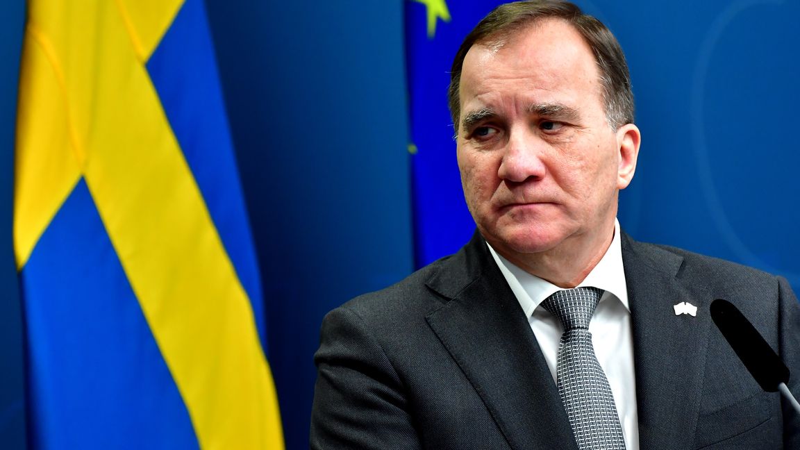 Stefan Löfven (S) har reparerat en klocka, varit på Systembolaget och köpt en julklapp. Arkivbild. Jonas Ekströmer/TT