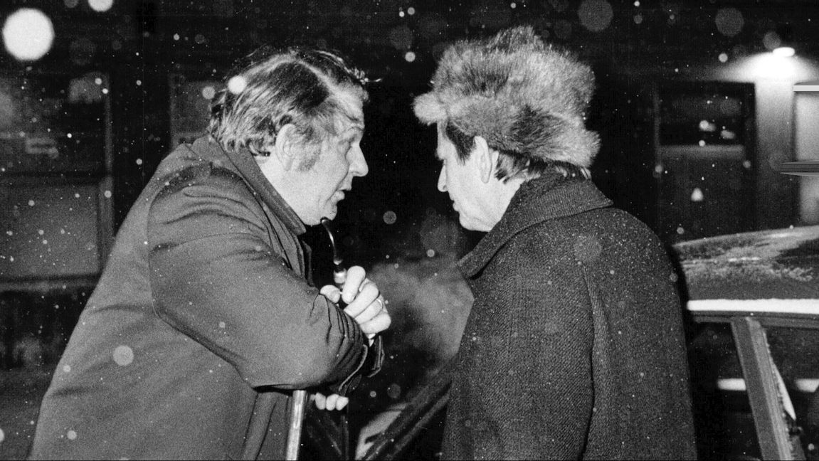 De politiska ärkefienderna Torbjörn Fälldin och Olof Palme i samtal efter en match på Isstadion i Stockholm 1978 Foto: Kent Östlund/SvD/TT