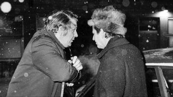 De politiska ärkefienderna Torbjörn Fälldin och Olof Palme i samtal efter en match på Isstadion i Stockholm 1978 Foto: Kent Östlund/SvD/TT