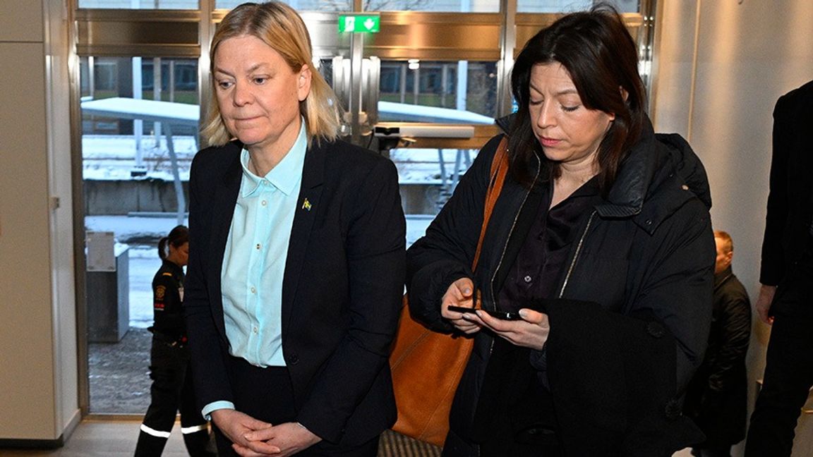 Magdalena Andersson och hennes pressekreterare Mirjam Kontio. Foto: Anders Wiklund/TT