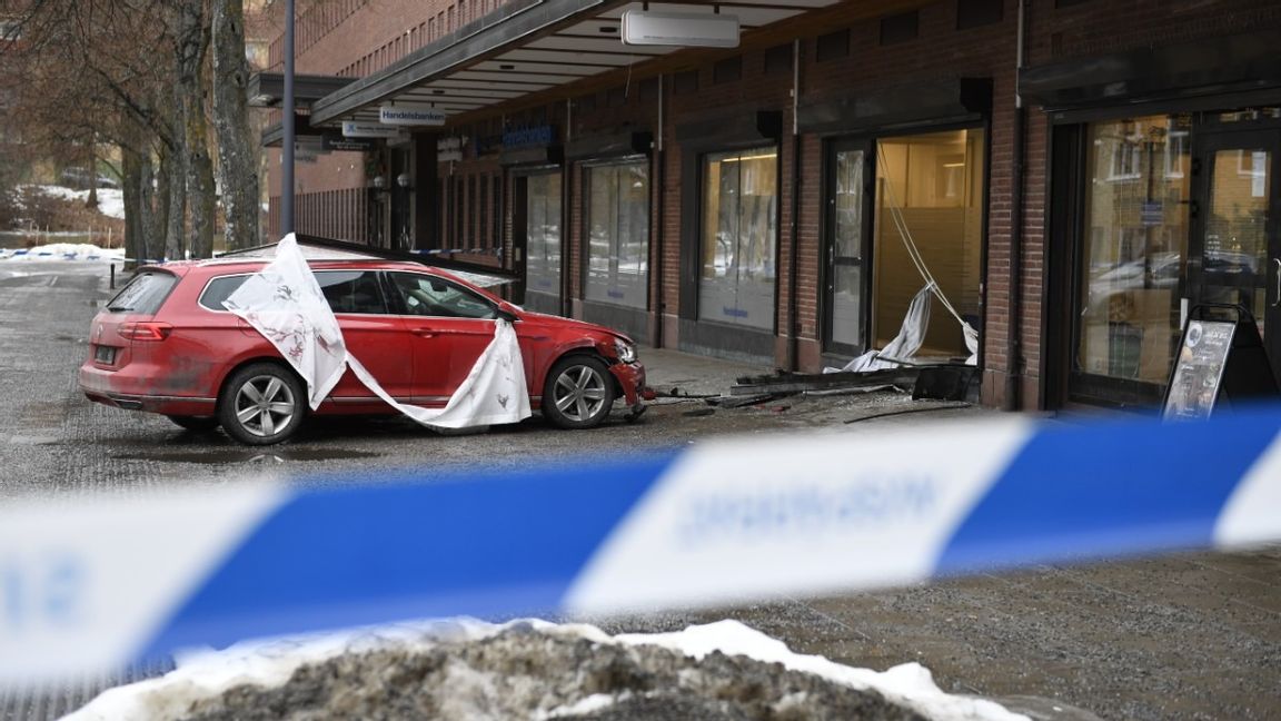 Beväpnade rånare slog till mot ett bankkontor i Hässelby gård i Stockholm 2019. Enligt polisen har de kört rakt in i bankens fönster med en bil. Foto: Naina Helen Jåma / TT