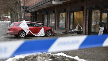 Beväpnade rånare slog till mot ett bankkontor i Hässelby gård i Stockholm 2019. Enligt polisen har de kört rakt in i bankens fönster med en bil. Foto: Naina Helen Jåma / TT