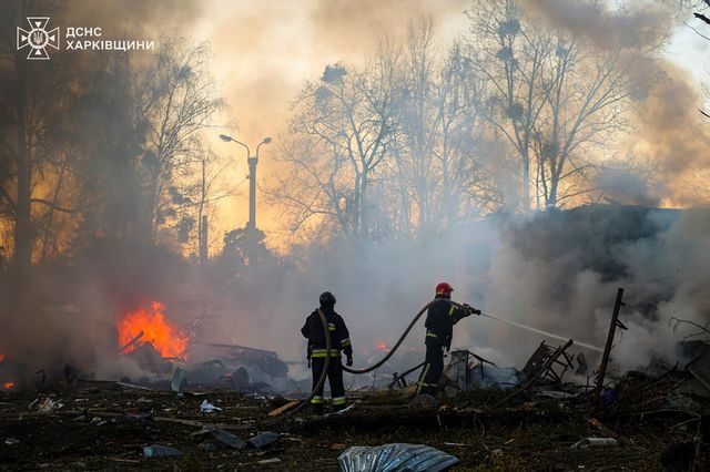 Den här bilden, som har distribuerats av regional räddningstjänst i Ukraina, visar förstörelse i Charkiv efter ett ryskt anfall under natten till fredag. Ukrainsk räddningstjänst via AP/TT
