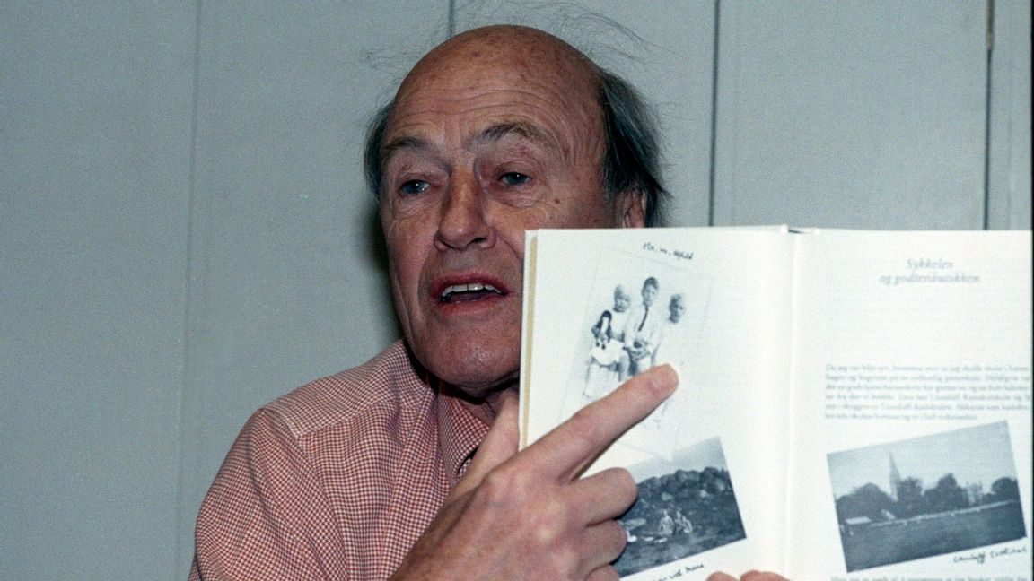 Roald Dahl med sin bok Matilda som är en av böckerna som genomgår en språkförändring. Foto: Inge Gjellesvik/NTB/TT