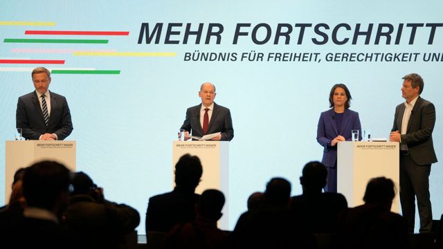 Första framträdandet med Tysklands nya regeringskoalition. Från vänster Christian Lindner (FDP), Olaf Scholz (SPD), Annalena Baerbock och Robert Habeck (De gröna). Foto: Markus Schreiber/AP/TT.