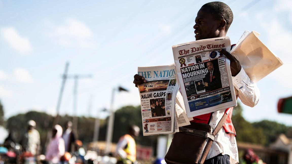 En tidningsförsäljare i Malawi efter att nyheten om att landets vicepresident dött i en flygolycka meddelats. Arkivbild. Foto: THOKO CHIKONDI/AP/TT