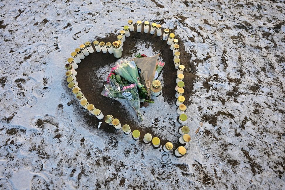 Ljus och blommor på minnesplatsen utanför Campus Risbergska i Örebro där tio personer utöver gärningsmannen dödades i en skjutning. Arkivbild. Foto: Björn Larsson Rosvall/TT