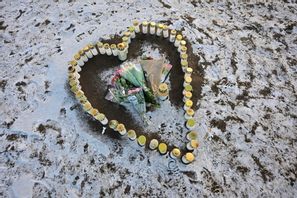 Ljus och blommor på minnesplatsen utanför Campus Risbergska i Örebro där tio personer utöver gärningsmannen dödades i en skjutning. Arkivbild. Foto: Björn Larsson Rosvall/TT