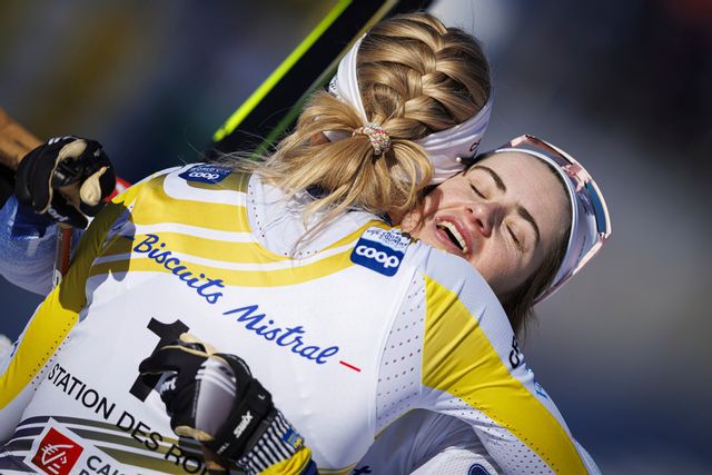 Skidstjärnorna Frida Karlsson (närmast) och Ebba Andersson. Arkivbild. Foto: Valentin Flauraud/AP/TT