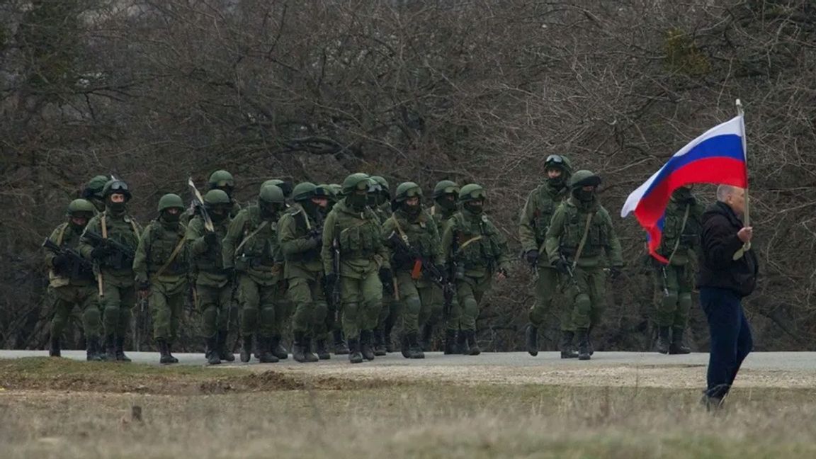 Ryska trupper på plats i Simferopol i Ukraina. Foto: Ivan Sekretarev/AP/TT