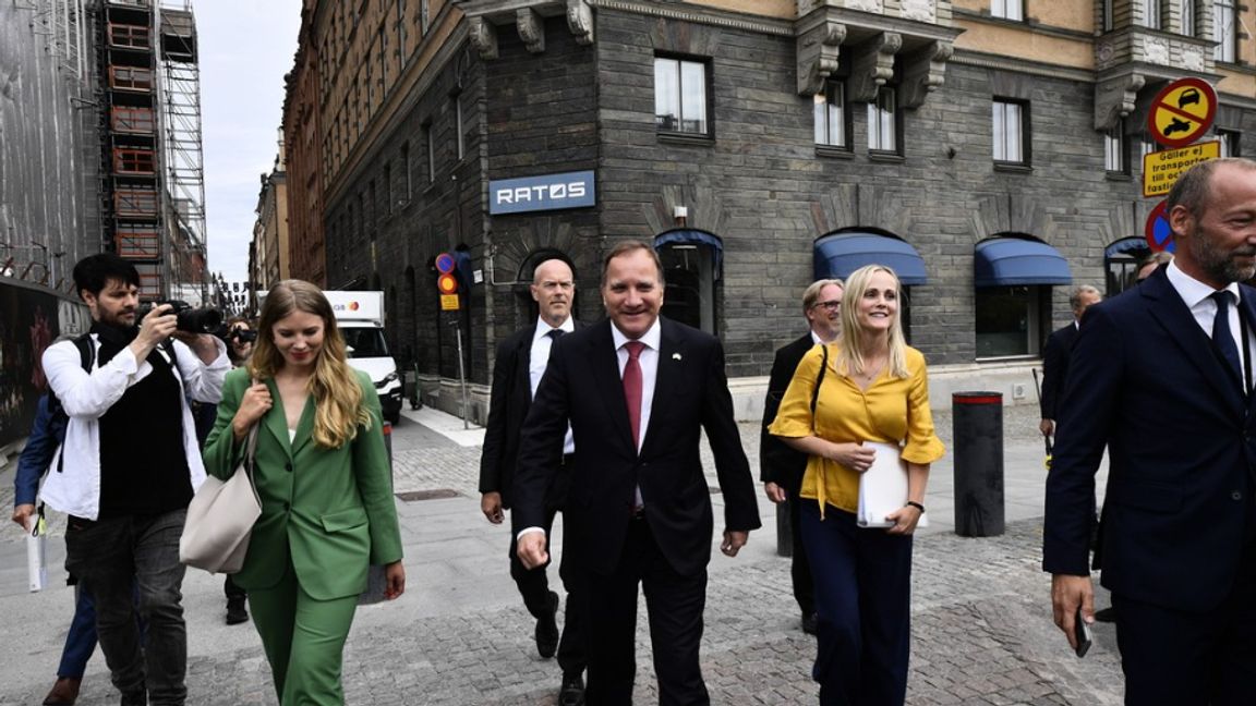 Statsminister Stefan Löfven (S) på väg till riksdagen för att presentera sin regering. Ali Lorestani/ TT.