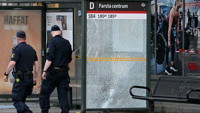 Skador på en busskur efter skottlossningen i Farsta i södra Stockholm den 10 juni 2023, då två personer dödades. Foto: ANDERS WIKLUND/TT