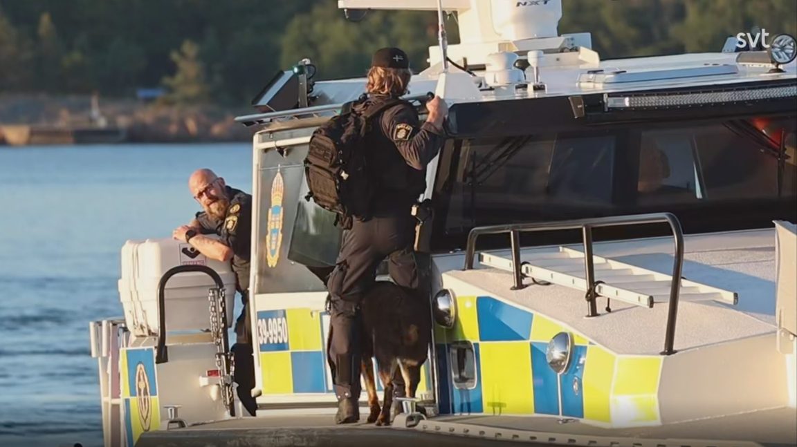 Polisinsats i skärgården har slutat med en misstänkt gripen för mord. Foto: Skärmdump video SVT Play