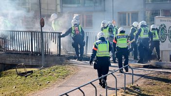 Poliser samlas för att möta våldet i Norrköping. Foto: Stefan Jerrevång/TT