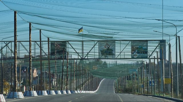 Även frontnära vägar blir vanligen del av en ”kill-zone” och för att trafik på dem inom 20 km från fronten inte ska bli automatiskt livsfarlig täcks de av anti-drönar-nät som här vid infarten till frontstaden Cherson i södra Ukraina den 2 november 2025. Foto: AP Photo/Efrem Lukatsky