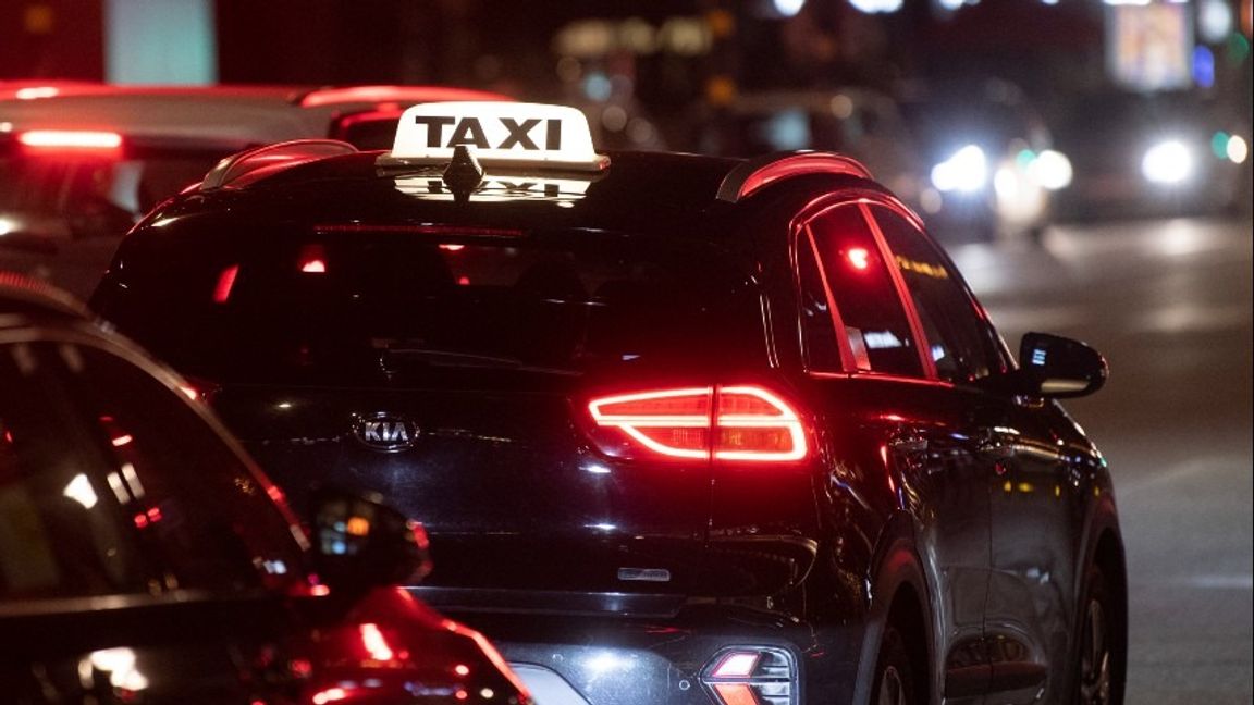 En man hittades knivskuren i en taxibil i Angered under natten till söndagen. Foto: Fredrik Sandberg/TT 