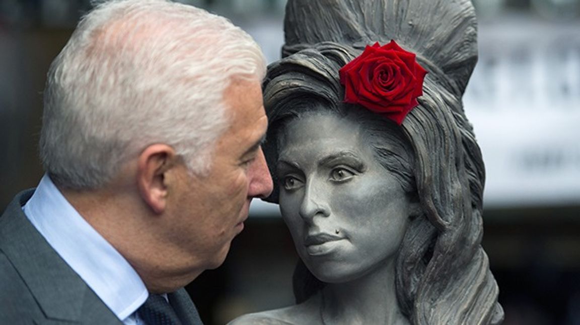 Fadern Mitch Winehouse vid statyn av hans bortgångna dotter Amy. Foto: Tim Ireland/AP/TT