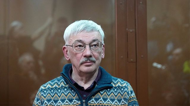 Memorial-frontfiguren Oleg Orlov döms till fängelse för att ha uttalat sig om kriget i Ukraina. Här ses han i rättssalen i Moskva när domen förkunnades på tisdagen. Foto: Alexander Zemlianichenko/AP/TT