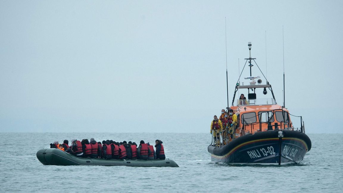 Minst 27 migranter har drunknat i Engelska kanalen. På bilden räddas migranter som på onsdagen försökte ta sig över till Storbritannien. Foto: Ben Stansall/AP/TT.