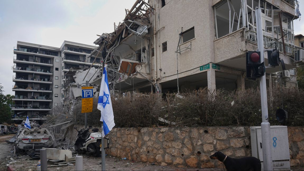 Ett förstört bostadshus i Ramat Gan, nära Tel Aviv, som träffats av en iransk robot.  Ariel Schalit/AP/TT
