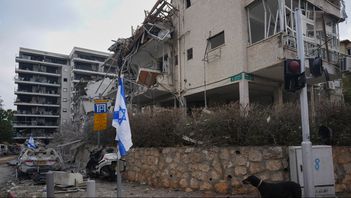 Ett förstört bostadshus i Ramat Gan, nära Tel Aviv, som träffats av en iransk robot.  Ariel Schalit/AP/TT