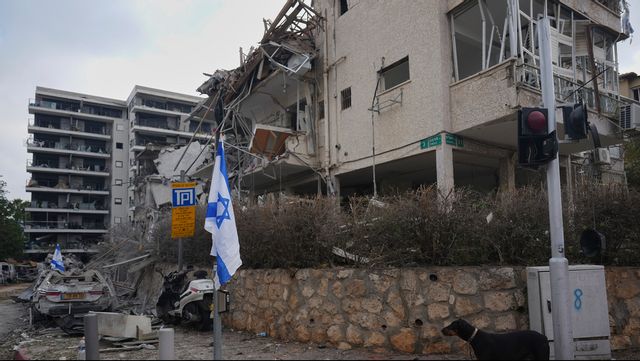 Ett förstört bostadshus i Ramat Gan, nära Tel Aviv, som träffats av en iransk robot.  Ariel Schalit/AP/TT