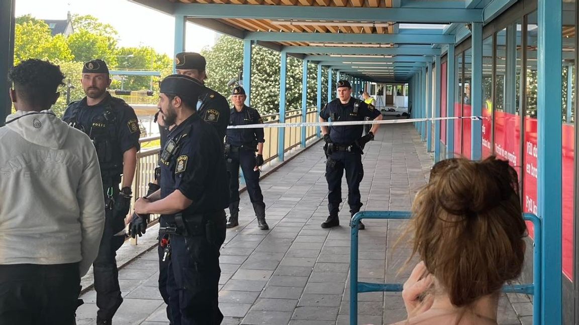 En 19-årig man har begärts häktad på sannolika skäl misstänkt för mord och grovt vapenbrott i samband med skottlossningen vid Hagalund i tisdags. Foto: Isabelle Eriksson