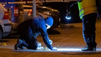 Polisens tekniker letar efter bevis efter skjutning. Foto: Johan Nilsson/TT