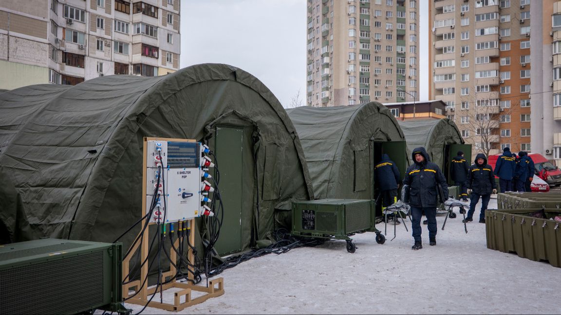 Räddningstjänstmedarbetare sätter den 25 januari upp tält i östra Kiev där invånarna i de omgivande utkylna höghusen kan värma sig och övernatta. Foto: AP Photo/Dan Bashakov