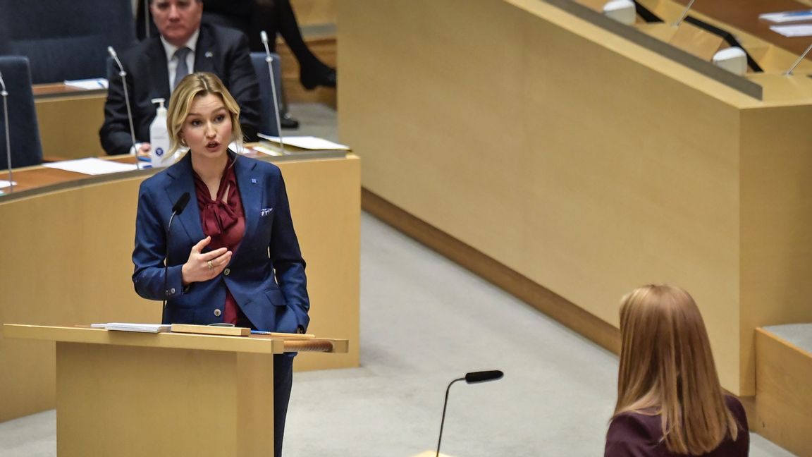 Ebba Busch (KD) och Annie Lööf (C) tog replik på varandra i partiledardebatten. Men de var, intressant nog, överens om ansvaret för coronamisslyckandet. Foto: Janerik Henriksson, TT.