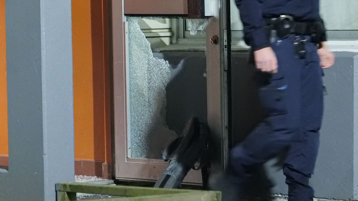 Polis utanför flerbostadshuset vid Vougts väg i Malmö där en nattlig detonation skedde. Foto: Mikael Nilsson/TT