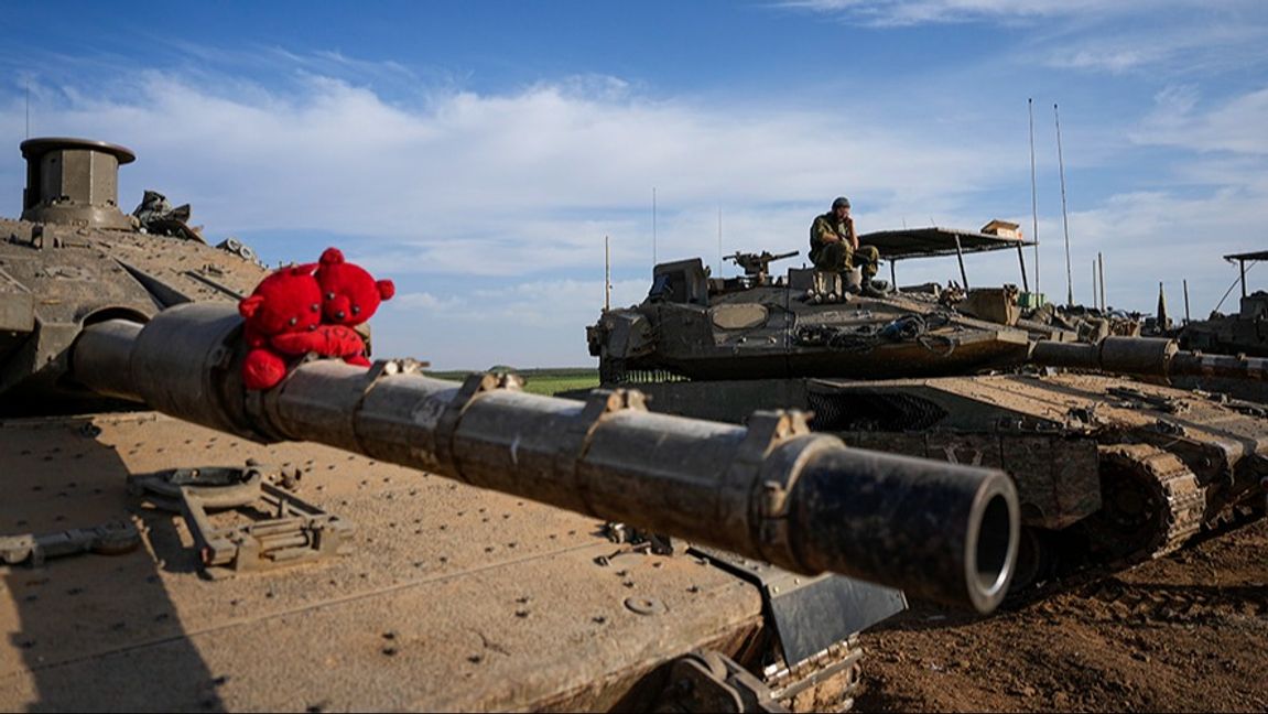 Israeliska stridsvagnar parkerade i närheten av Gazaremsan. Foto: Ohad Zwigenberg/AP/TT