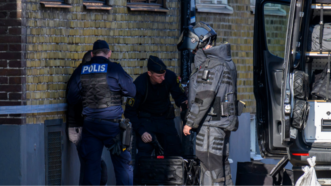 Polis och bombtekniker på plats på Norrtäljegatan på Södervärn i Malmö efter ett larm om ett misstänkt farligt föremål på fredagseftermiddagen. Foto: Johan Nilsson/TT