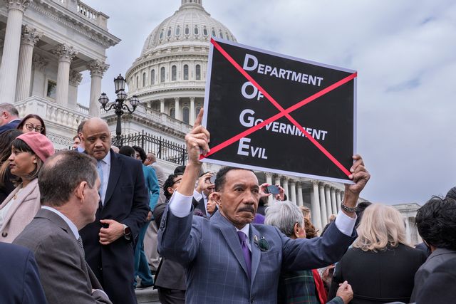 Demonstrationer har organiserats mot Doge och dess nedskärningar i USA:s statsapparat. Bild från en protest utanför Kapitolium i Washington. Foto: J. Scott Applewhite/AP/TT
