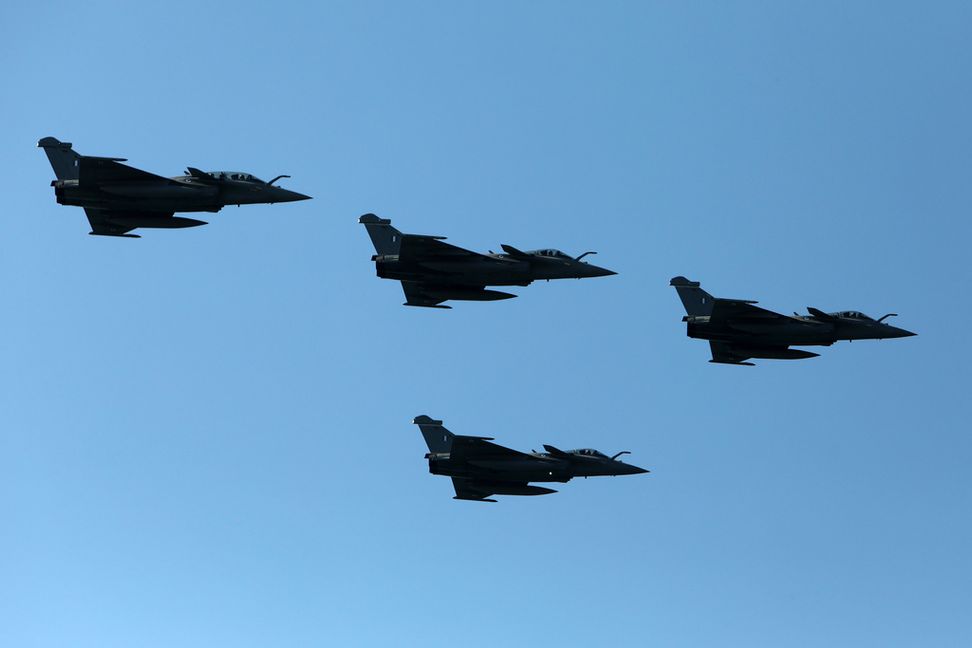 Grekiska stridsflygplan av typen Rafale under en militärparad ovan Thessaloniki i fjol. Giannis Papanikos/AP/TT