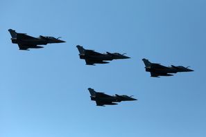 Grekiska stridsflygplan av typen Rafale under en militärparad ovan Thessaloniki i fjol. Giannis Papanikos/AP/TT