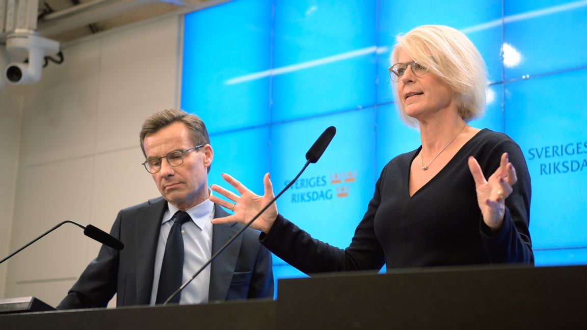 Moderaternas partiledare Ulf Kristersson och ekonomiskpolitiska talesperson Elisabeth Svantesson begär att regeringen agerar kraftfullare inför virushotet. Arkivbild. Foto: Amir Nabizadeh/TT.