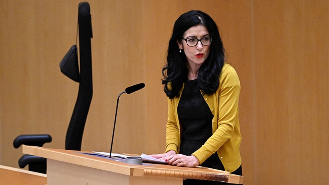 Den politiska vilden Amineh Kakabaveh är kritisk till statsministern. Foto: Fredrik Sandberg/TT