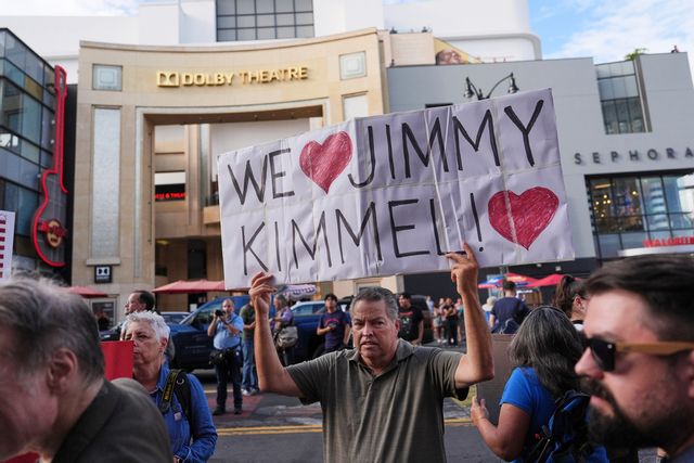 Demonstranter utanför El Capitan Entertainment Centre där "Jimmy Kimmel Live!" i spelas in. Jae C. Hong/AP/TT