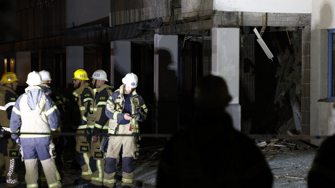 Totalförstörd portuppgång efter detonation på Södermalm. Foto: Fredrik Persson/TT