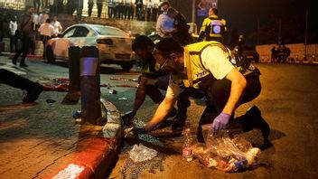 Volontärer från Zaka torkar upp blodet efter terrordådet i natt. Foto: Maya Alleruzzo/AP/TT