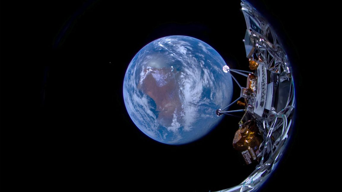 Månsonden Odysseus, med jorden i bakgrunden. Bild från 16 februari. Foto: INTUITIVE MACHINES VIA AP/TT