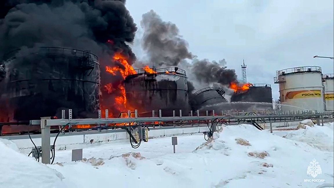 Oljedepåer i brand i den ryska gränsregionen Brjansk, i mitten av januari. Arkivbild. Foto: DEN RYSKA REGIONEN BRJANSKS GUVERNÖR ALEKSANDER BOGOMAZ VIA AP/TT