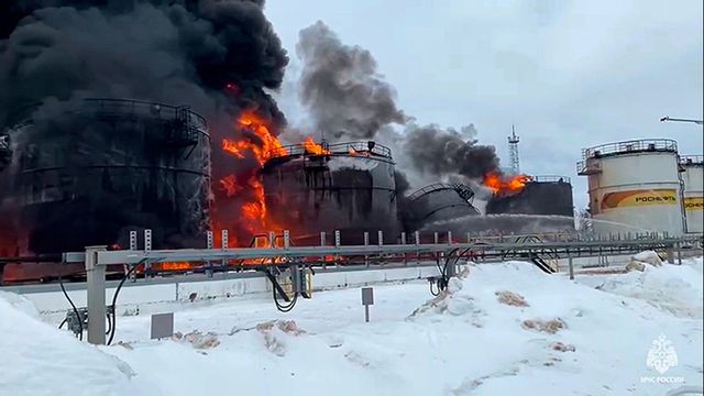 Oljedepåer i brand i den ryska gränsregionen Brjansk, i mitten av januari. Arkivbild. Foto: DEN RYSKA REGIONEN BRJANSKS GUVERNÖR ALEKSANDER BOGOMAZ VIA AP/TT