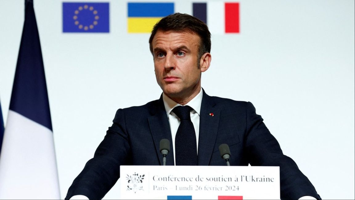 Frankrikes president Emmanuel Macron talar vid en pressträff i Élyséepalatset i Paris, efter att ha lett en konferens om hur stödet till Ukraina kan öka. Foto: GONZALO FUENTES/POOL VIA AP/TT