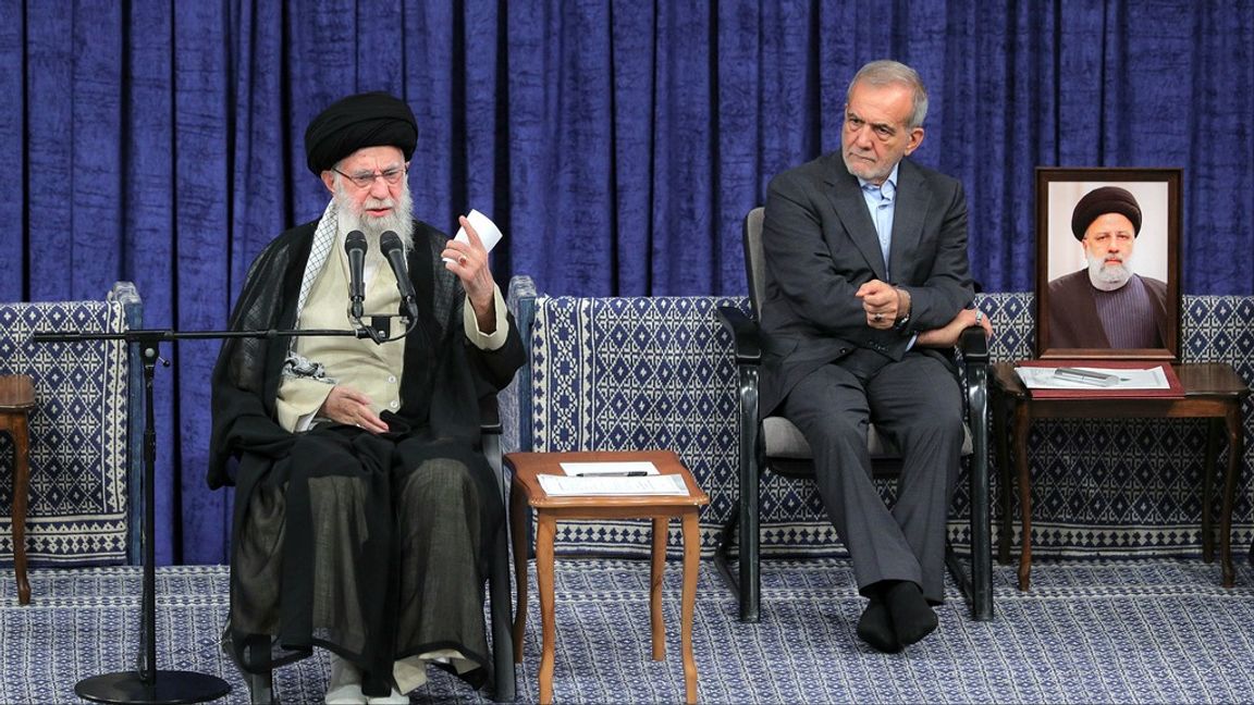 Irans högste ledare ayatolla Ali Khamenei och den nyvalde presidenten Masoud Pezeshkian. Foto: KHAMENEIS KANSLI VIA AP/TT