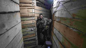 En ukrainsk soldat pratar i telefon i ett värn Kostyantynivka i Donetskregionen den 24 april. Hårda strider fortsätter att rasa, men med mycket begränsade landvinningar för ryssland. Foto: Iryna Rybakova/Ukrainas 93:e mekaniserade brigad via AP
