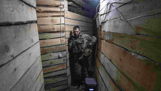 En ukrainsk soldat pratar i telefon i ett värn Kostyantynivka i Donetskregionen den 24 april. Hårda strider fortsätter att rasa, men med mycket begränsade landvinningar för ryssland. Foto: Iryna Rybakova/Ukrainas 93:e mekaniserade brigad via AP