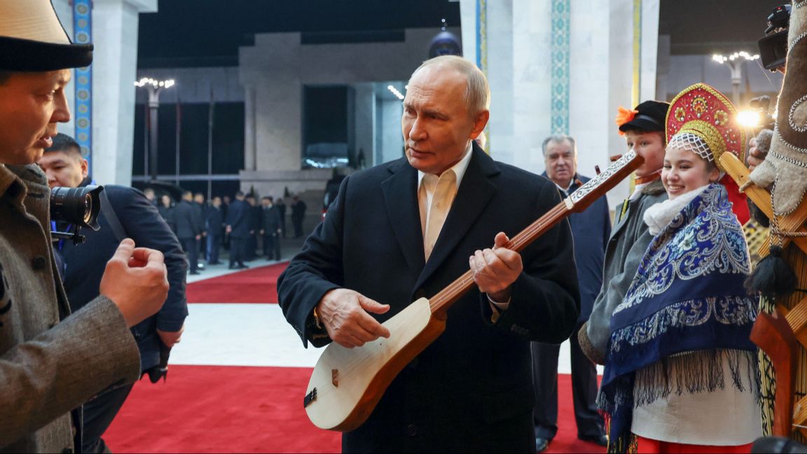 Är det snart slutspelat för den ryska krigsmaskinen? Rysslands president Vladimir Putin håller i ett kirgiziskt stränginstrument vid ett besök i Kirgizistans huvudstad Bisjkek den 26 november 2025. Foto: Alexander Kazakov, Sputnik, Kremlin Pool Photo via AP
